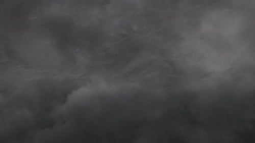 Un rayo cae entre nubes de color gris oscuro.