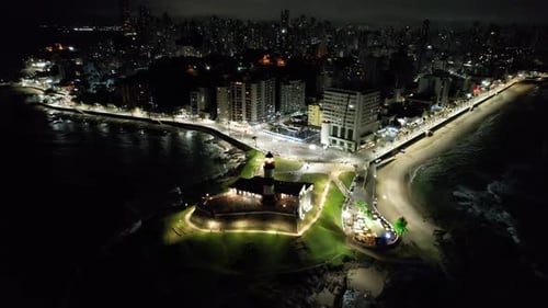 Vista aérea noturna do cartão postal turístico no centro de Salvador, Bahia, Brasil.
