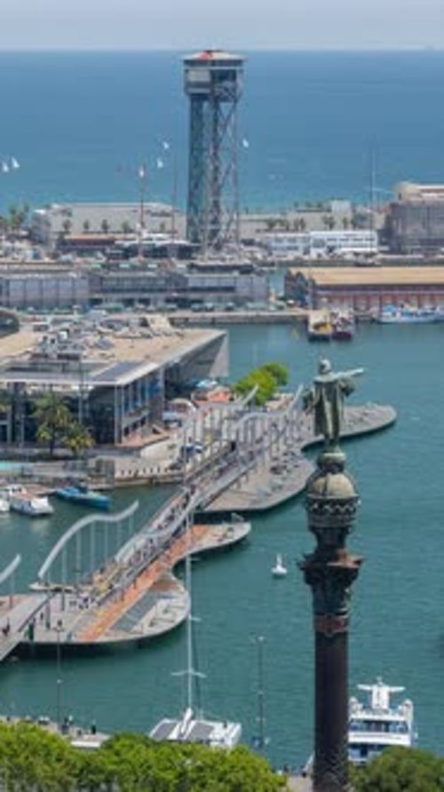 El horizonte del puerto y el puerto de Barcelona fotografiados desde un punto de vista alto en vertical