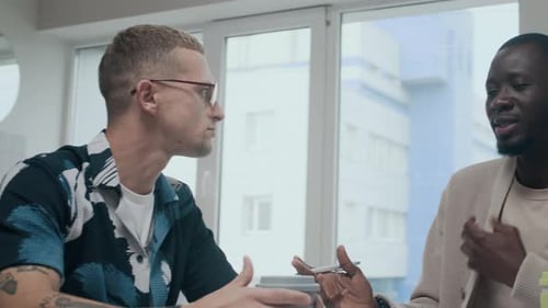 Une équipe créative organise une discussion de remue-méninges dans un espace de travail domestique