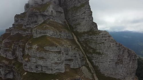 Impresionante toma aérea de la imponente montaña navarra, la cresta de la urbain, en el monte beriain, san