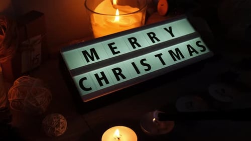 Vier Kerzen mit Adventskalender, Leuchtkasten mit Text MERRY CHRISTMAS Traditional Burning Christmas