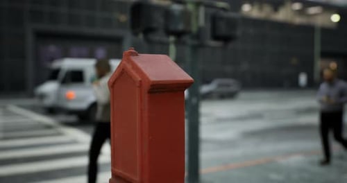 Un buzón rojo brillante ocupa un lugar destacado en una intersección de la ciudad durante el día