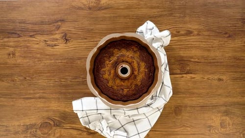 Cuisson d'un gâteau bundt au pain d'épice avec ingrédients de glaçage au caramel