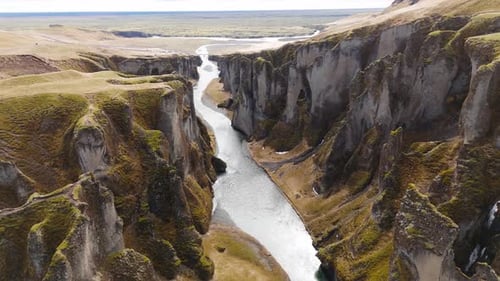 Fjadrargljufur-Schluchtenlandschaft mit fließendem Fluss zwischen Klippen.