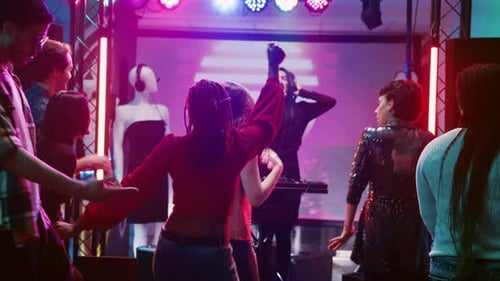 Hombres y mujeres bailando en una fiesta de discoteca