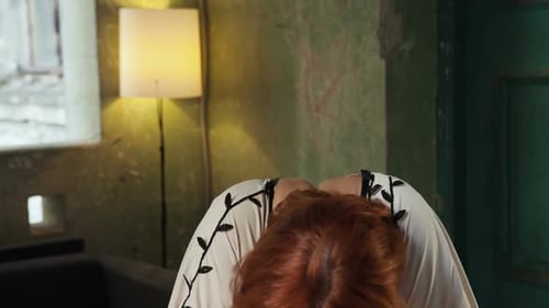 Explosión de emociones Mujer adulta feliz