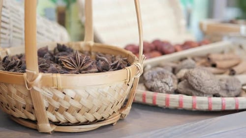 Muchas frutas de anís estrellado en un tazón