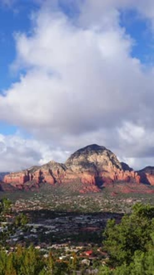 Vidéo verticale : Sedona, Arizona, avec des nuages pittoresques, timelapse