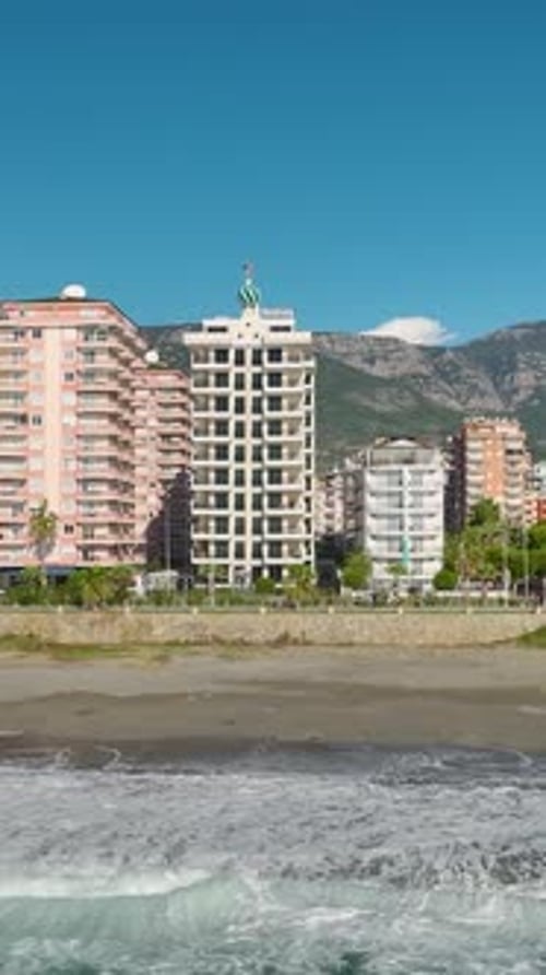 Villas blancas brillantes con vista aérea en construcción junto al mar