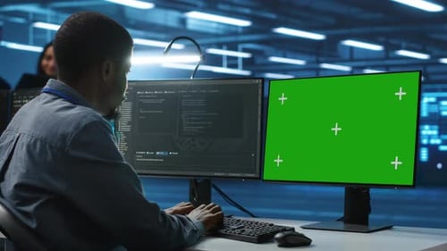 Mitarbeiter arbeitet am Greenscreen-Computer im Server Hub