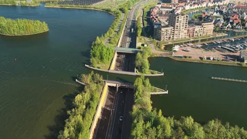 Vue aérienne du pont fluvial Aquaduct Veluwemeer à Harderwijk, aux Pays-Bas.