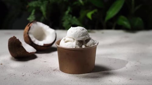 Helado de coco vegano en vaso de papel