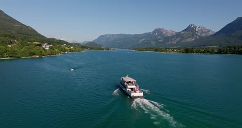 Aventura de crucero en barco por el lago de montaña austriaco