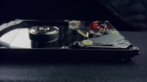 Makroansicht der zerlegten Festplatte vom Computer. Nahaufnahme der Festplatte vom Computer mit M...