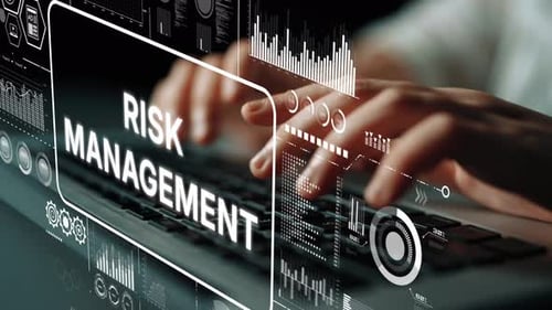 Saisie manuelle sur le clavier avec le concept de gestion des risques numériques affiché à l'écran dans Modern Office E