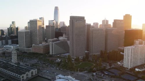 Vue aérienne de la ligne d'horizon d'une ville moderne. Survolez le centre-ville de San Francisco avec cette vidéo aérienne