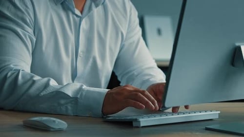 Unbekannter Geschäftsmann Programmierer Männlicher Arbeiter IT-Spezialist Mann Arbeit im Büro Tippen auf Modern