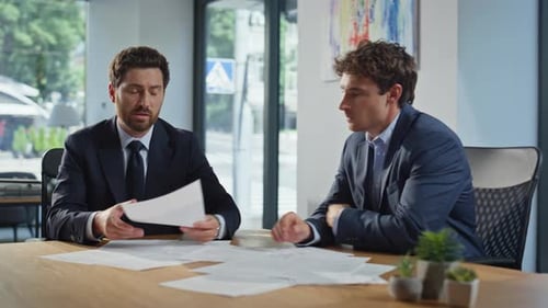 Parceiros de negócios discutindo acordo de leitura de acordo no encerramento da reunião de escritório