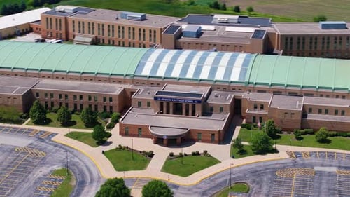 Hyperlapse incroyable au-dessus d'un lycée américain un jour d'été.
États-Unis