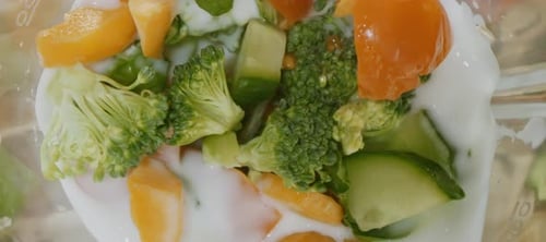Obst und Gemüse im Mixer zerkleinern