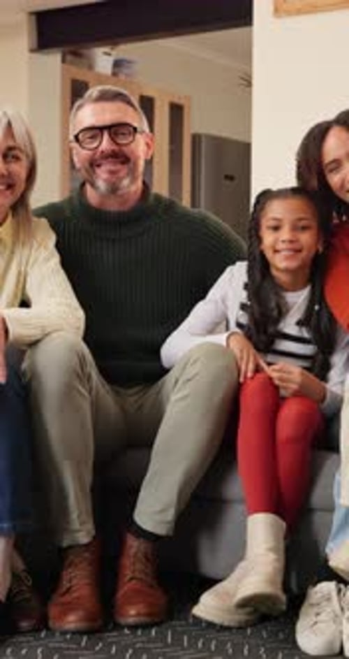 Rostro, familia numerosa y padres con hijos en casa por amor, cuidado y generaciones juntas