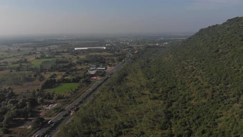 Vue de l'autoroute Tindivanam de loin au-dessus d'une colline boisée à midi