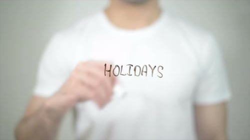 Urlaub, Mann schreibt auf transparentem Bildschirm