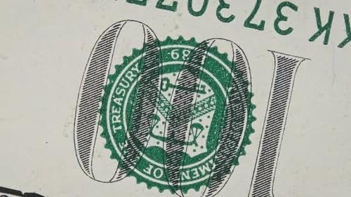 Fragment eines Hundert-Dollar-Scheins rotiert in Nahaufnahme