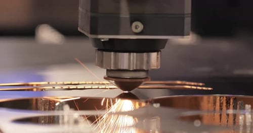 CNC-Laserschneiden von Metall, moderne Industrietechnologie.