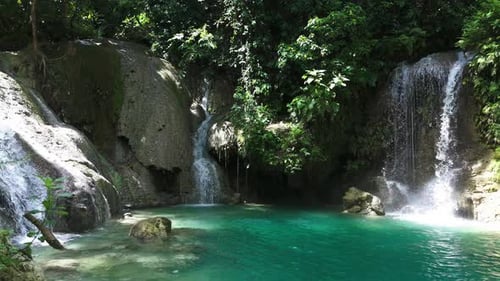 Drone se movendo lentamente em direção às cataratas de Kinahugan, Bohol, Filipinas