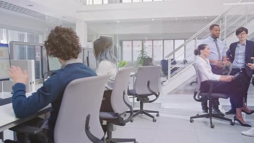 Une équipe multinationale diversifiée de chefs d'entreprise et de spécialistes discute et discute de graphiques sur papier et