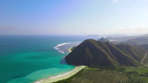 Harmonie von Hügeln und Meer: Ein visuelles Meisterwerk
