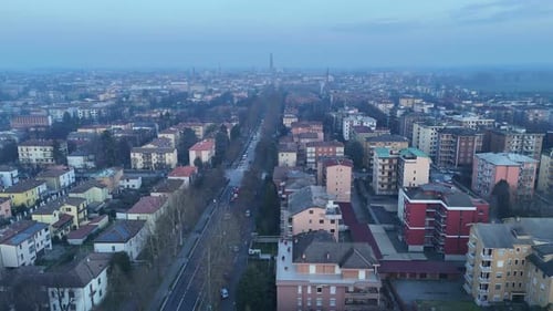 Vue aérienne de Viale Po à Crémone avec Torrazzo et les toits du Duomo en arrière-plan