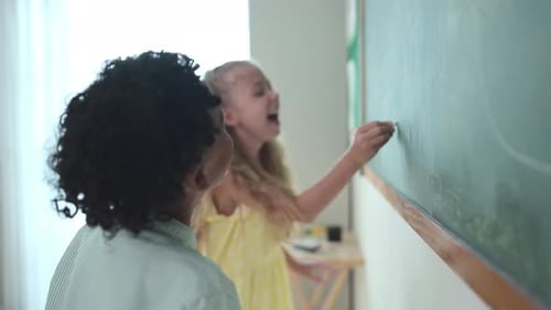 Bevor Kinder ihren akademischen Tag beginnen, schreiben sie gerne an die Tafel.