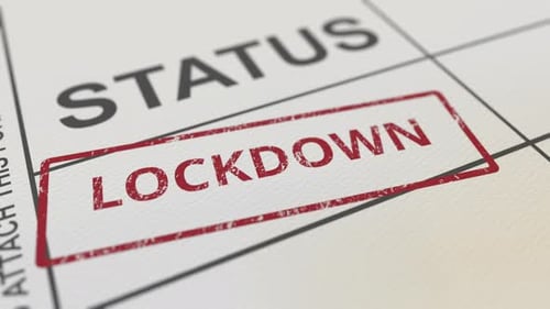 Mettre un tampon en caoutchouc rouge LOCKDOWN sur un formulaire papier