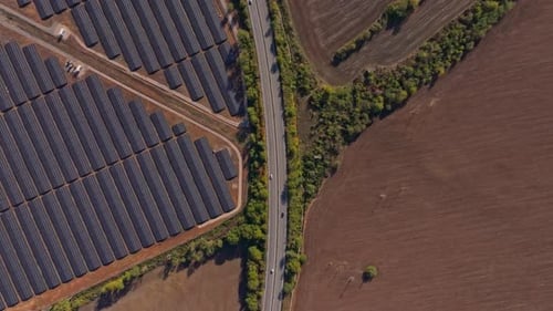 Vue aérienne de la ferme solaire et des champs, Bulgarie.