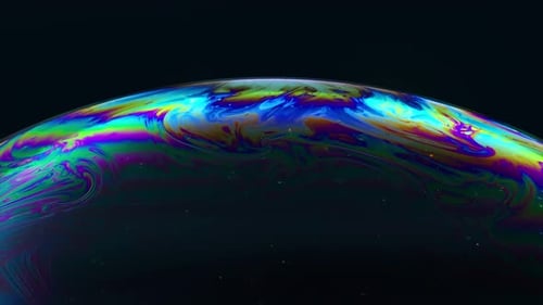 Iris multicolore d'une bulle de savon est en mouvement Bulle de savon arc-en-ciel sur fond foncé bleu néon