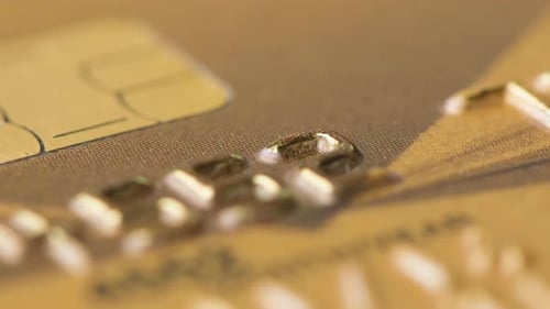 Carte de crédit dorée en gros plan.