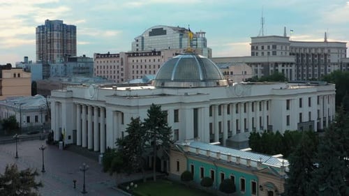 Edificio de la Rada Suprema con bandera ucraniana ondeando