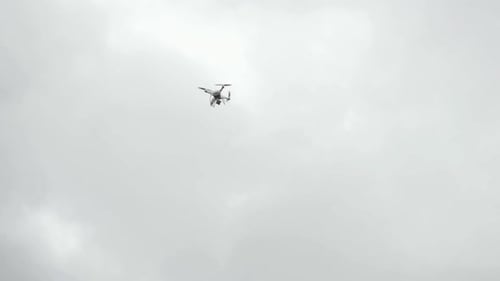 Drohne fliegt langsam in den Himmel.