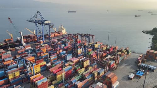 Luftaufnahme des Containerschiffs