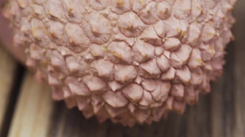 Litschifrucht, scharfe Schale, Fruchtfleisch und Knochen in Nahaufnahme.