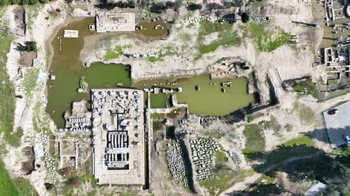 Vue aérienne des ruines du temple d'Apollon sur les ruines de Klaros dans le district de Menderes