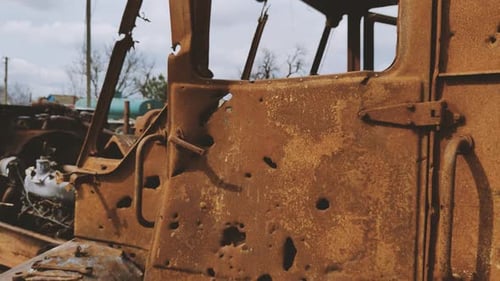 Der zivile Landmaschinenroder oder Traktor wurde von russischen Invasoren erschossen und verbrannt