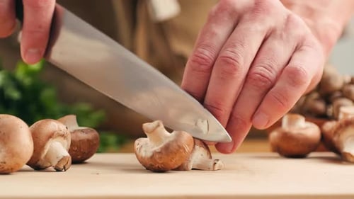 Champignons fraîchement cueillis sur la maison, cuisine, gros plan, texture d'un champignon brun, femme cuisinant délicieusement