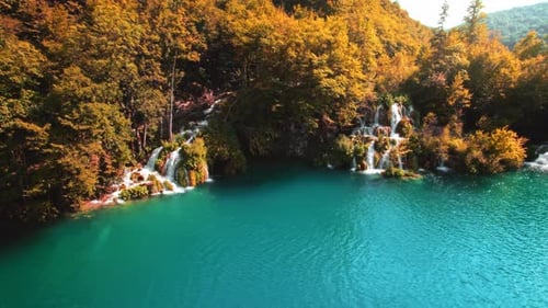 Herbstliche Natur im Nationalpark Plitvicer Seen in Kroatien. Luftaufnahme des Wasserfalls, der in den Smaragd mündet, g