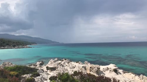 Panoramablick auf die azurblauen Tropen des Mittelmeers und das transparente Meer von links nach rechts in 4k