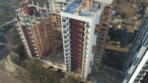 Vista aérea de edificios de apartamentos residenciales y grúas de alta torre en construcción