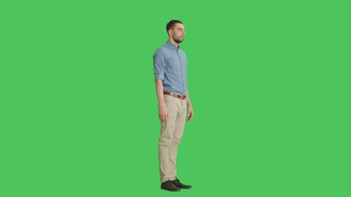 Fernaufnahme eines gutaussehenden Mannes. Die Kamera dreht sich um ihn. Hintergrund ist Green Screen.